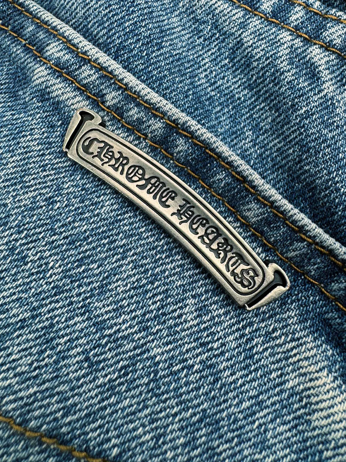 P660 Chrome Hearts Cross Logo Jeans Customized textured cotton denim with dark bamboo rhyme. Fine texture, comfortable and close to the skin. Mist indigo. A denim poem dyed with time. The black leather cross patch is used as the anchor. Every inch of touch hides untamed wildness. The right-angled outline of the cross conveys rebellion, forming a large-scale chaos. The kraft paper and pocket logo plate at the rear waistband sway slightly with the swing of the body. It adds a dynamic and vitality, interprets the perfect blend of retro and luxury, and makes the pants an attitude statement when worn. Process 1: Prioritize the customization of 1:1 original denim material, stir-fry snowballs, stir-fry salt, and prepare a special corresponding solution. Add a certain amount of dye, soak the denim material in it to absorb the solvent, and then scrub and dry it to further fade and oxidize. Process 2: Use fried sand hand-rubbing technology to cause natural fading and wear on the surface of the denim material by processing it on a sand frying machine. Then use special tools to physically damage the surface of the jeans by hand, maintaining the original texture and details while adding to their uniqueness. Process 3: Combining the rubbing and wrinkling whisker technology and the gun-drawing whisker technique. Prioritize manual rubbing in specific areas to achieve a natural wrinkle effect, and then use specific tools to draw the whisker-shaped texture to achieve a full visual effect. Process 4: Use the rotten edge hanging technology on the holes to achieve the natural rotten edge effect by rubbing the edges with physical abrasion. Combining high-temperature steam and sandpaper. Remove fiber hairiness and color difference to give jeans a unique hole and wear effect. Accessories: Customized 1:1 CH Nipple nails Customized 1:1 CH Shake your head buckle Customized 1:1 CH Big cross buckle Customized 1:1 CH genuine leather cross Customized 1:1 CH Kraft paper label Customized 1:1 CH Iron plate Customized 1:1 CH trademark Version: Loose version Size: 28 30 32 34 Style number: CC901